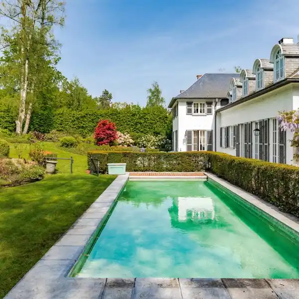 ELEGANT HOME IN A GREEN SETTING