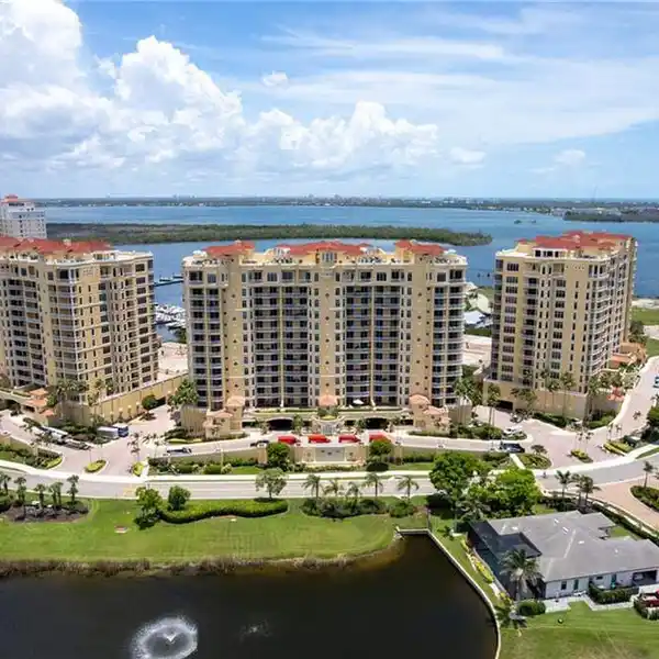 EXQUISITE END-UNIT IN TARPON POINT MARINA