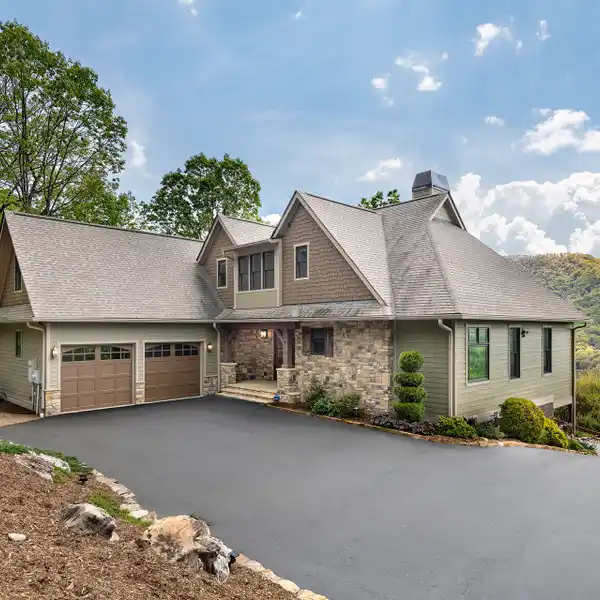 STUNNING ESTATE IN AN EXCLUSIVE GATED COMMUNITY