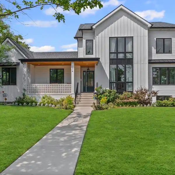 STUNNING HOME WITH IMPRESSIVE AND VERSATILE LAYOUT