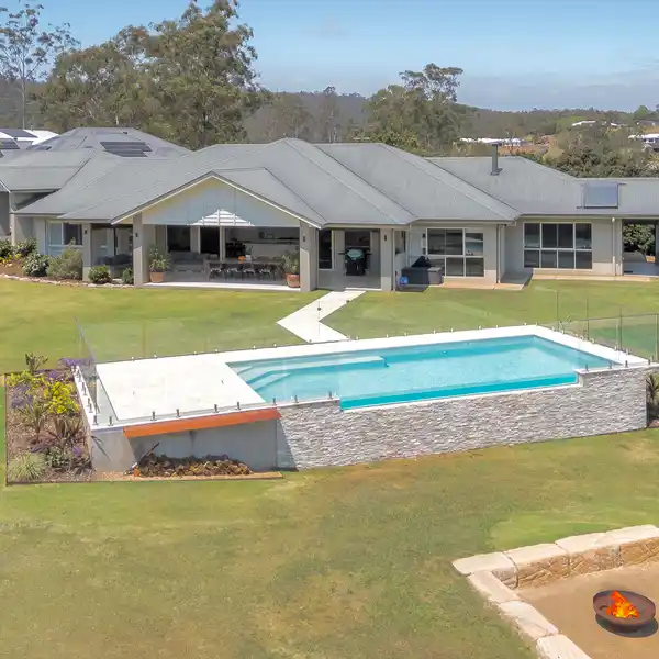 IMPRESSIVE RESIDENCE WITH STUNNING MOUNTIAN VISTAS