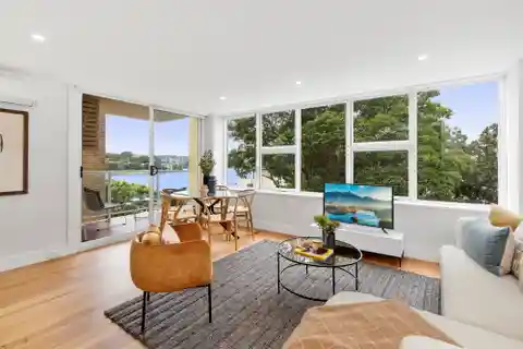 Renovated Harbourview Apartment with Luxe Finishes and Enchanting Panorama