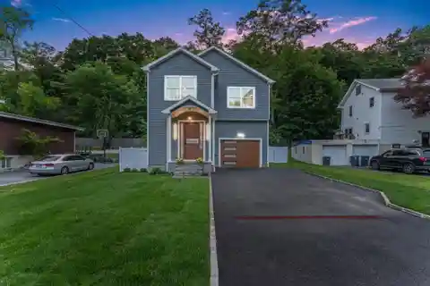 Lovely New Construction in Desirable Woodcrest Heights
