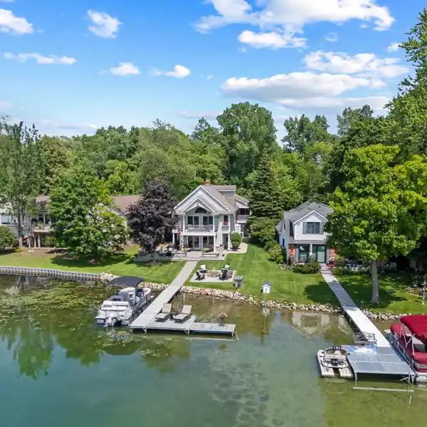 WELCOMING HOME ON GREEN LAKE
