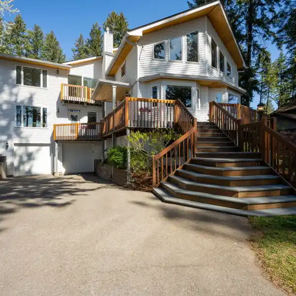 SPACIOUS HOME WITH LAKE ACCESS