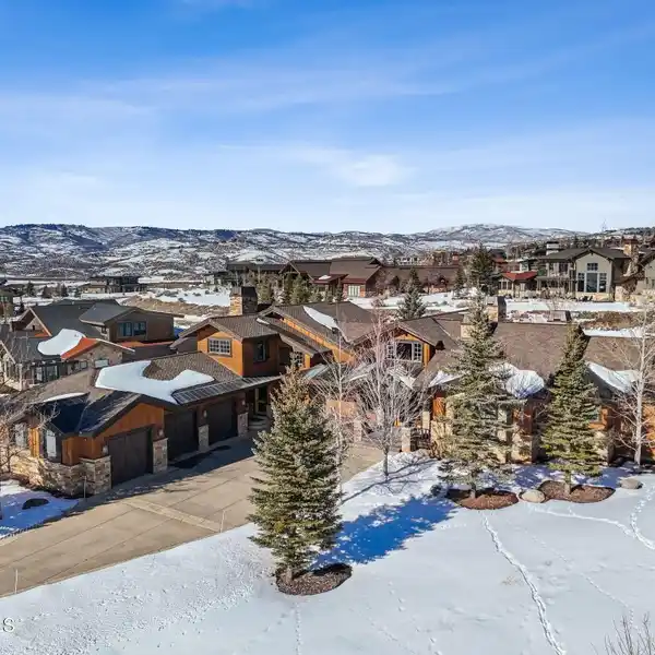 MOUNTAIN RETREAT IN PROMONTORY