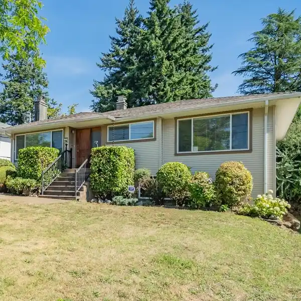 DELIGHTFUL AND IDEALLY SITUATED RANCHER