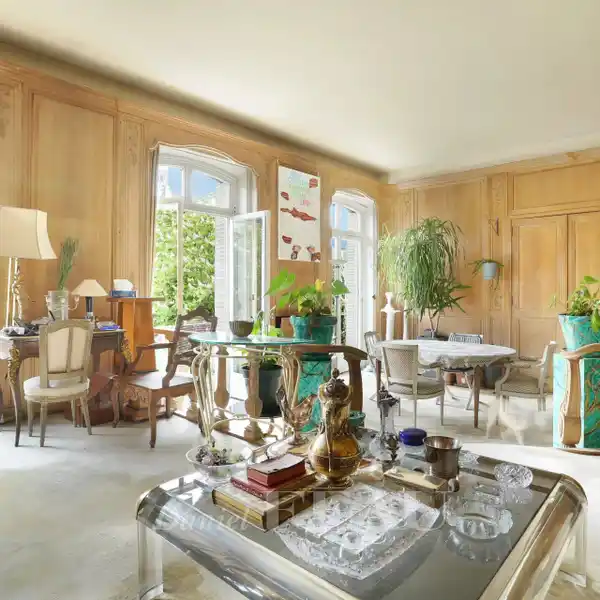 LIGHT-FILLED FIRST FLOOR APARTMENT IN A PRIVATE MANSION