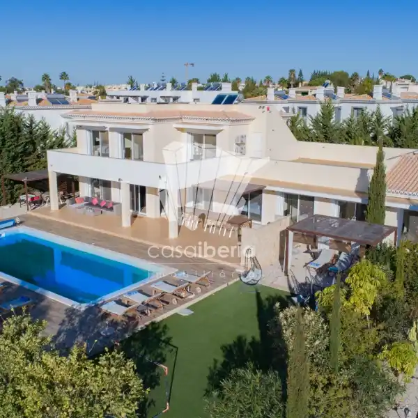 EXCELLENT MODERN VILLA IN TRANQUIL LOCATION