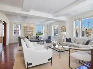 Gracious Residence in the Prestigious Hampton House