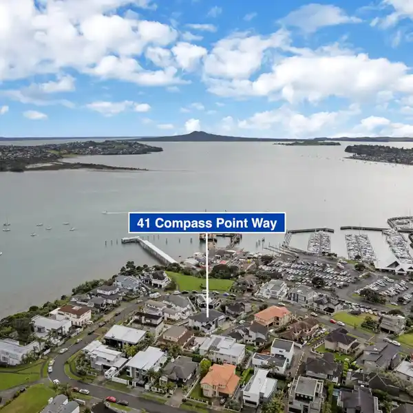 MODERN RESIDENCE ON COMPASS POINT WAY