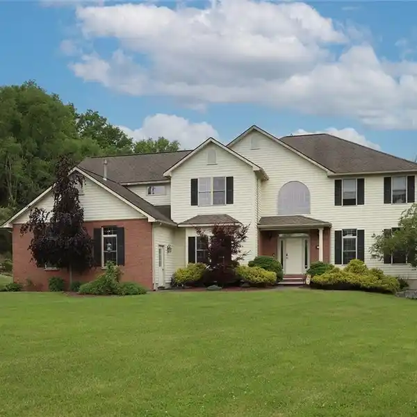 ELEGANT COLONIAL WITH SALTWATER POOL OASIS