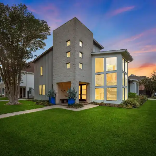 CUSTOM CONTEMPORARY ON A LARGE CORNER LOT IN WEST U