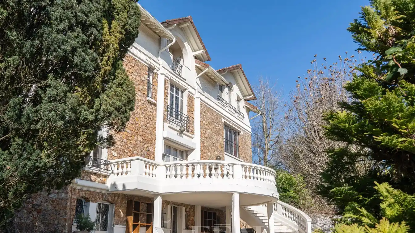 Beautiful and Spacious Residence in an Ideal Location