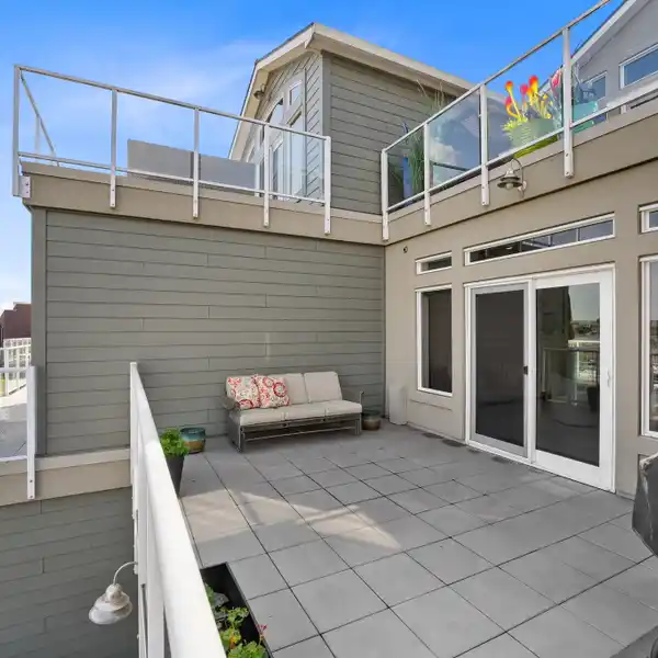 SINGLE-LEVEL END UNIT CONDO IN THE MOORINGS AT COLUMBIA POINT