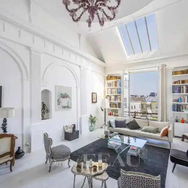 TOP-FLOOR APARTMENT OVERLOOKING GARDEN