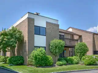 Bright Residence at Water's Edge