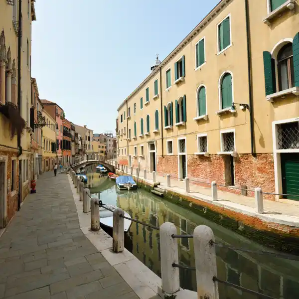 ELEGANT VENETIAN RESIDENCE WITH EVOCATIVE VIEWS