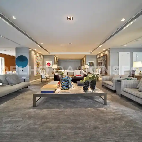 FURNISHED APARTMENT WITH REFINEMENT AND SOPHISTICATION