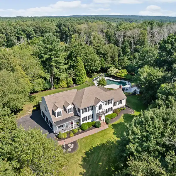 LUXURY LIVING IN NORWELL!