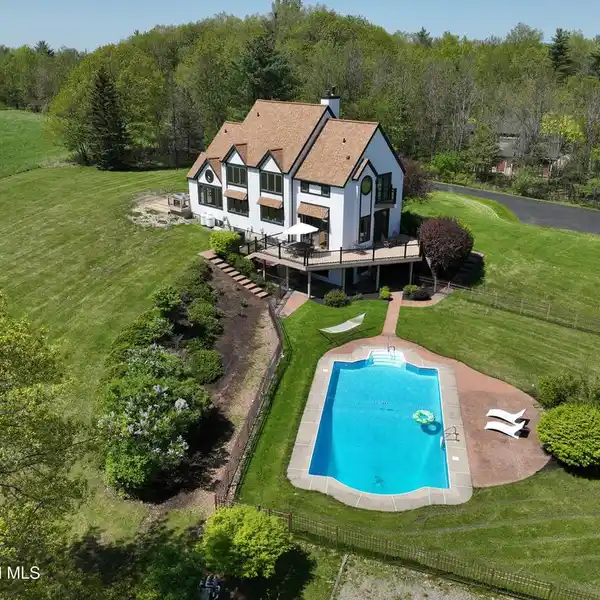 SPACIOUS MOUNTAIN ESTATE WITH EXPANSIVE DECK