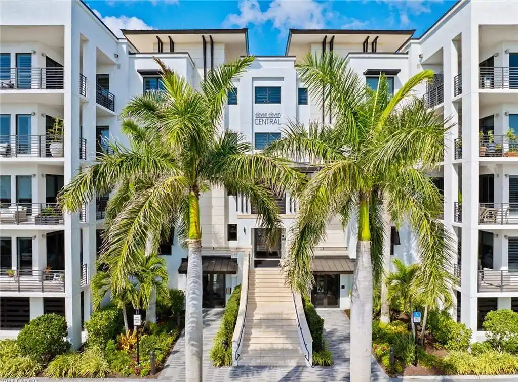 Fabulous Fully Furnished Condo