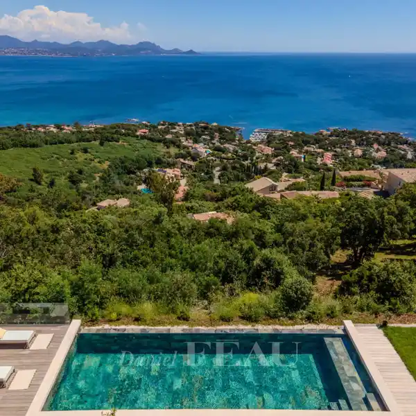 CONTEMPORARY VILLA WITH STUNNING VIEWS