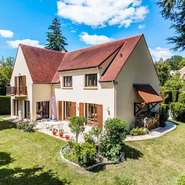 FAMILY-FRIENDLY RETREAT CLOSE TO VILLAGE AMENITIES