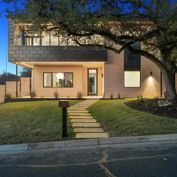 MODERN MASTERPIECE IN THE HEART OF BARTON HILLS