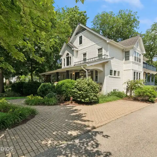 CLASSIC 1921 GLEN ELLYN HOME WITH THOUGHTFUL UPDATES