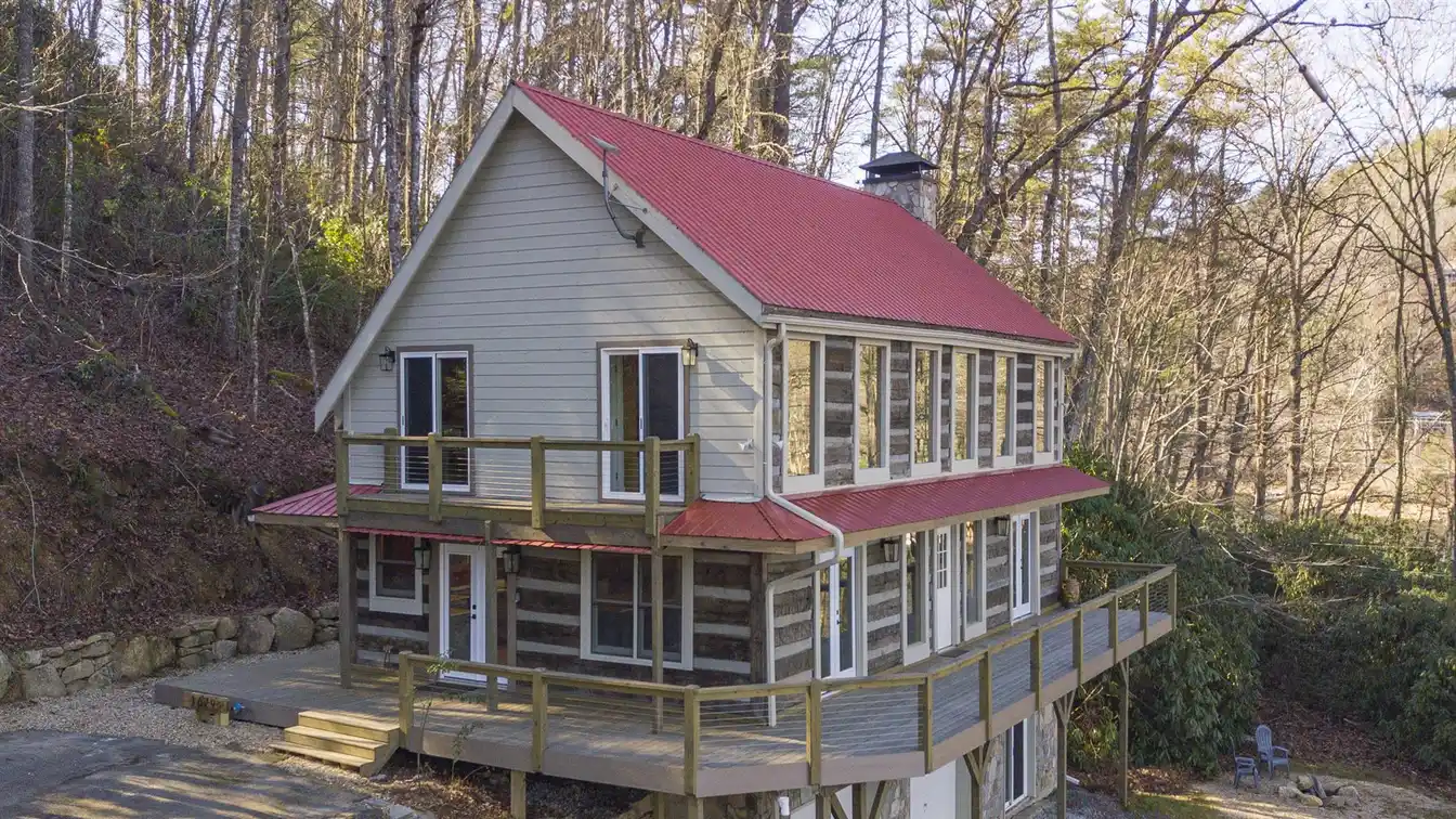 Secluded Lakefront Retreat Nestled on Lake Glenville