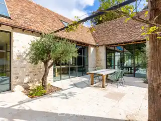 High Tech Property in Privileged Living Environment
