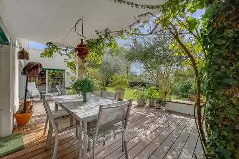 Light-filled Family Home with Mediterranean Garden