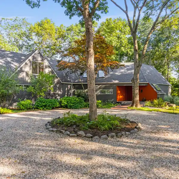 ELEGANT HAMPTONS HOME ON 2.1 ACRES