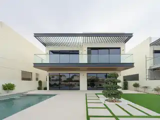Custom-Built Villa Backing on to Jumeirah Islands Lake