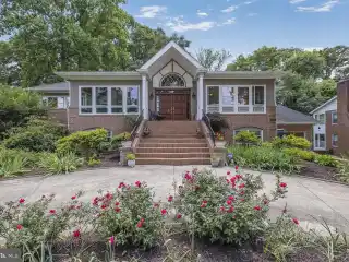 Charming Colonial Home in Manor Park
