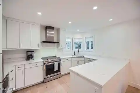 Beautifully Remodeled End-Unit Townhome
