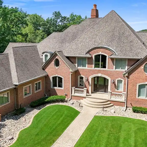 TIMELESS LUXURY MEETS EVERYDAY COMFORT IN ROSEWOOD ESTATES