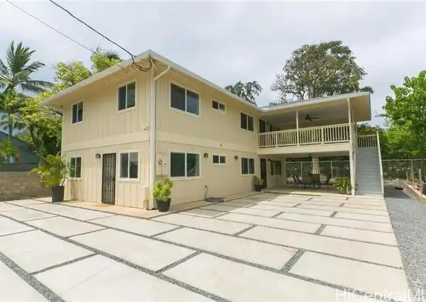 RECENTLY BUILT KAMAAINA BEACH HOME WITH A MODERN FEEL