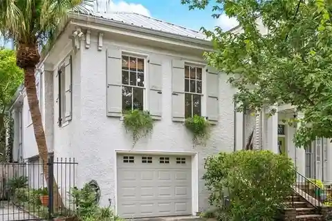 Modern Meets Traditional in Prime Location