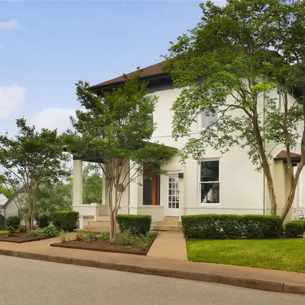 LUXURY RESIDENCE IN CHARMING CLARKSVILLE