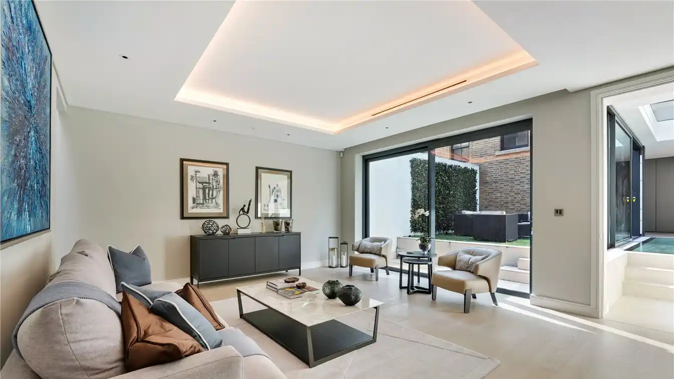 Expansive Townhouse Blending Timeless Design with Modern Convenience