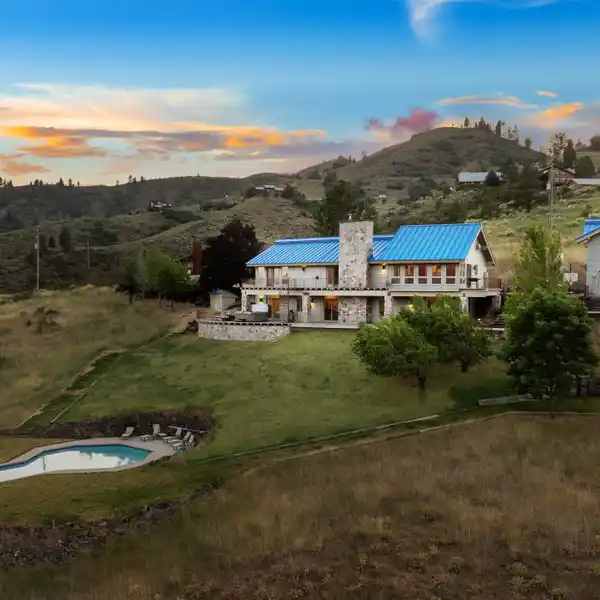 RUSTIC LUXURY JUST MINUTES FROM LUCKY PEAK