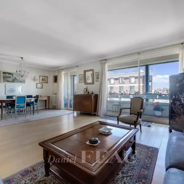 BRIGHT APARTMENT IN A WELL-MAINTAINED BUILDING