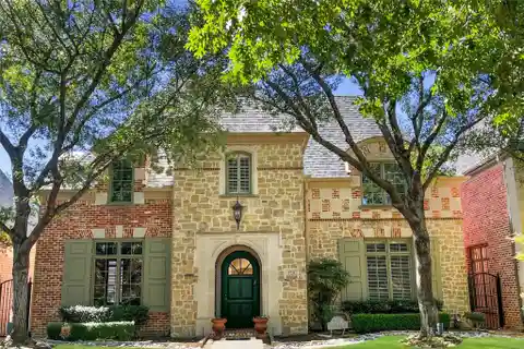 Prestigious Preston Trails Lock-And-Leave Residence