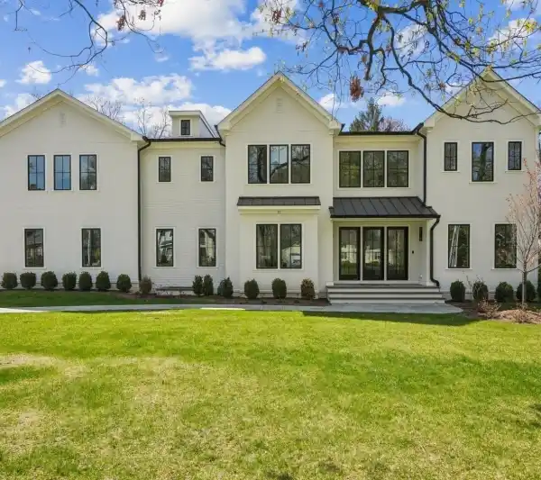 CLASSIC SOPHISTICATION EMBRACING CONTEMPORARY LUXURY