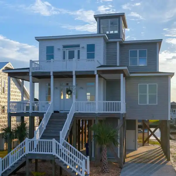 INVITING CANAL-FRONT HOME