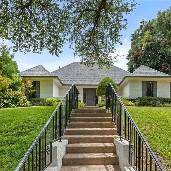 EASY LIVING WITH AN ELEGANT FEEL