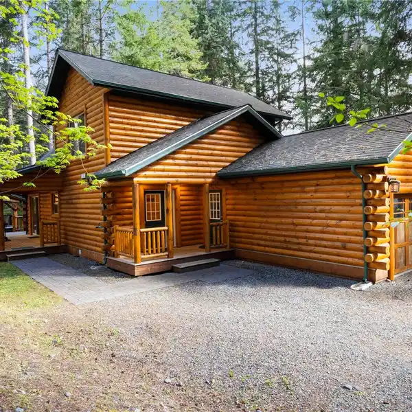 WARM WOOD INTERIORS MEET OUTDOOR ADVENTURE