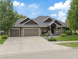 Luxury and Comfort on the Desirable 5 Mile Bluff